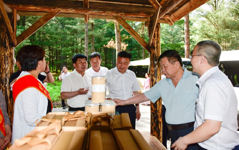 李玉院士在书记、县长的陪陪同下，观看我们“杉芝源”各种产品，以及研发的样品。